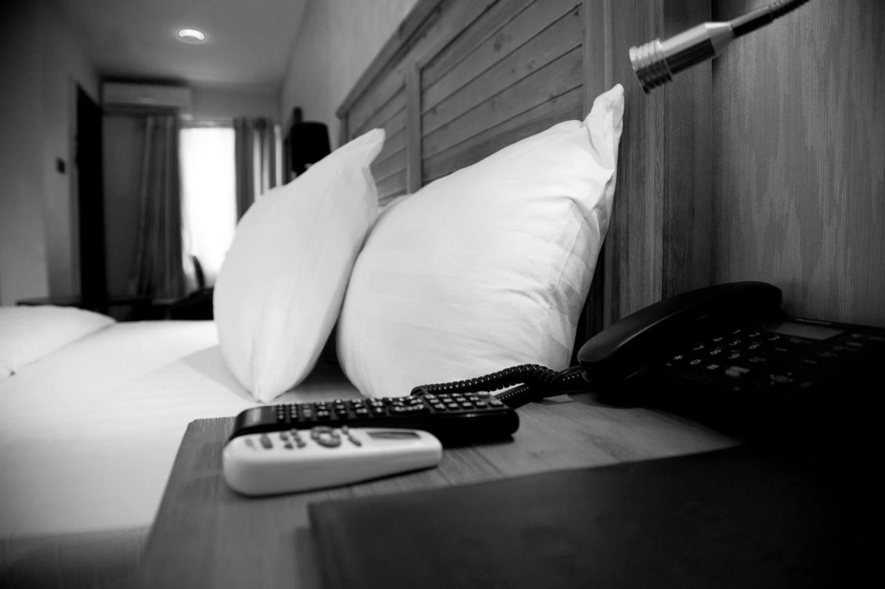 Villa Toscana Hotel And Suits Lagos Bagian luar foto
