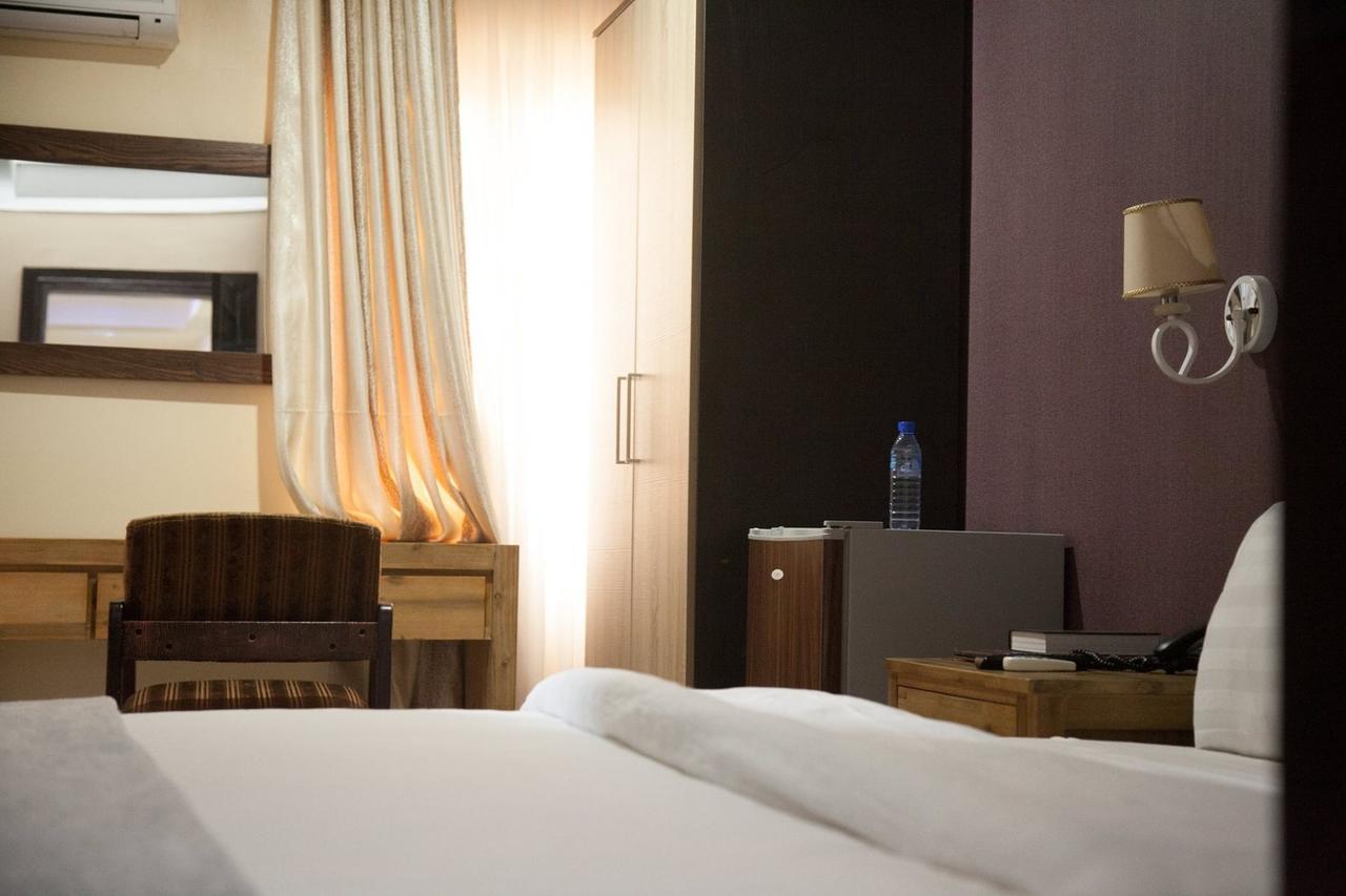 Villa Toscana Hotel And Suits Lagos Bagian luar foto
